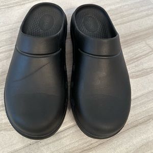 Oofos clogs, size W8/EU 39